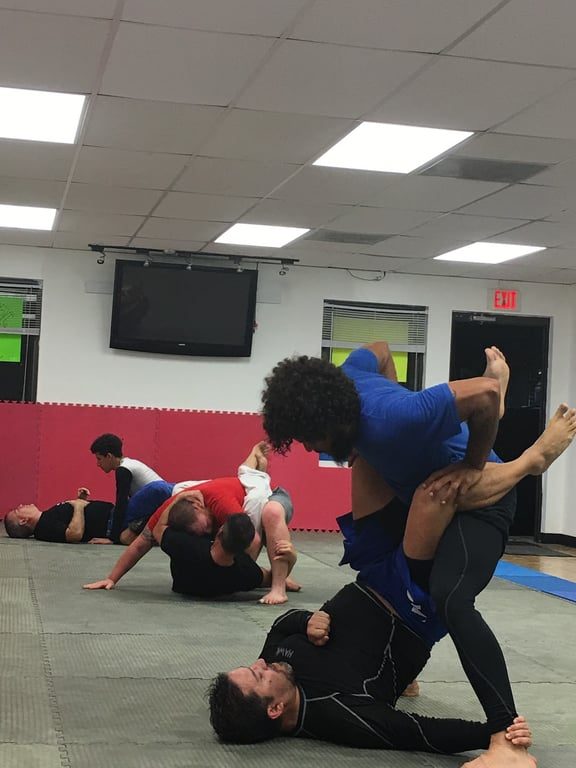 No-gi grappling during live training